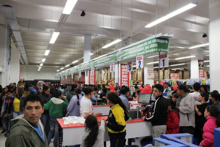 Referencia. Antes de la pandemia, miles de personas de todo el país cruzaban a diario el puente de Rumichaca para hacer compras en Ipiales o Pasto (Colombia).