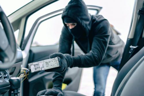 Desmantelan y abandonan un carro en Pishilata
