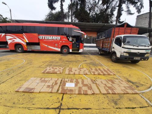 Bus y camión encaletados con 145 bloques de ‘coca’