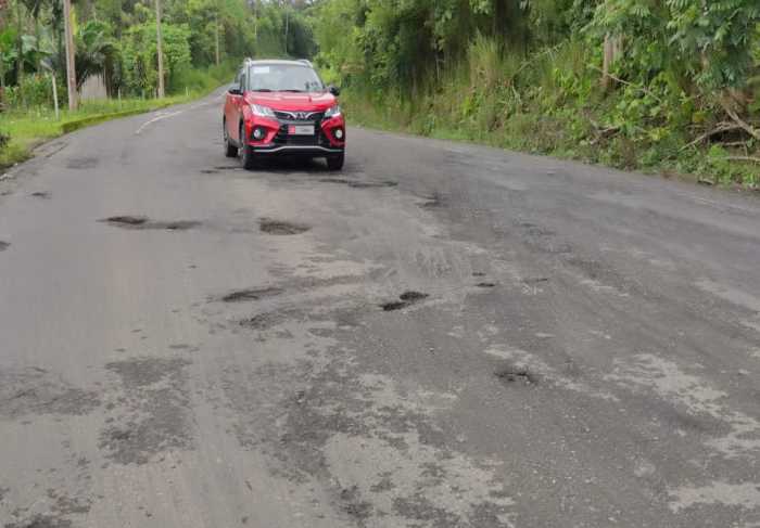 Problema. Los conductores maniobran para no caer en los baches.