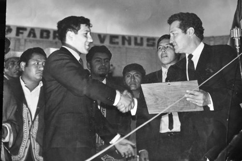 Víctor ‘Pito’ Terán entrega el ‘Capulí de Oro’ al director del río boliviano Los Caminantes en 1970.
