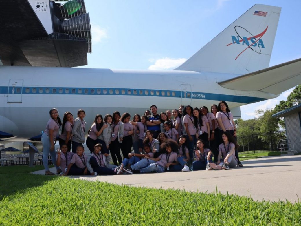 Imagen de archivo de un grupo de niñas en el Space Center de la NASA.