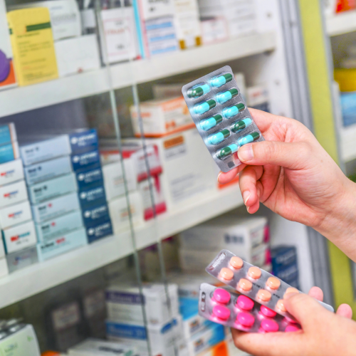 Varios usuarios buscan los medicamentos en farmacias particulares.