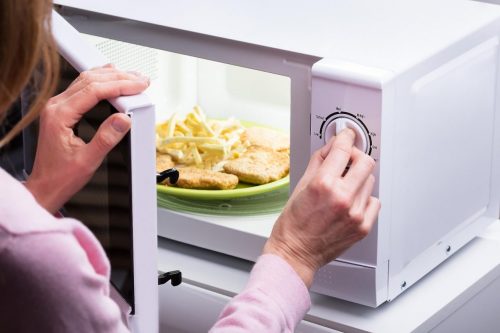 Cinco alimentos que no debes calentar en el microondas