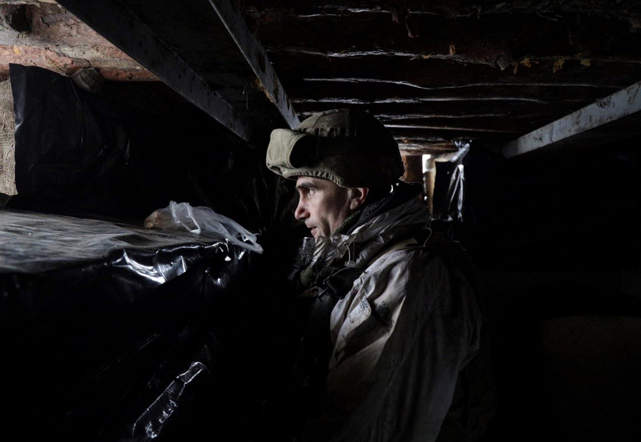 A pesar de las negativas rusas de planes de invasión, las tropas ucranianas se mantienen vigilantes de su frontera este.