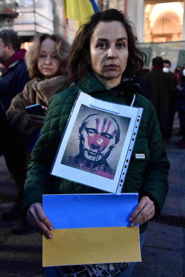 Ciudadanos de Ucrania e Italia intervienen en una protesta masiva en Génova. contra la acción bélica de Rusia