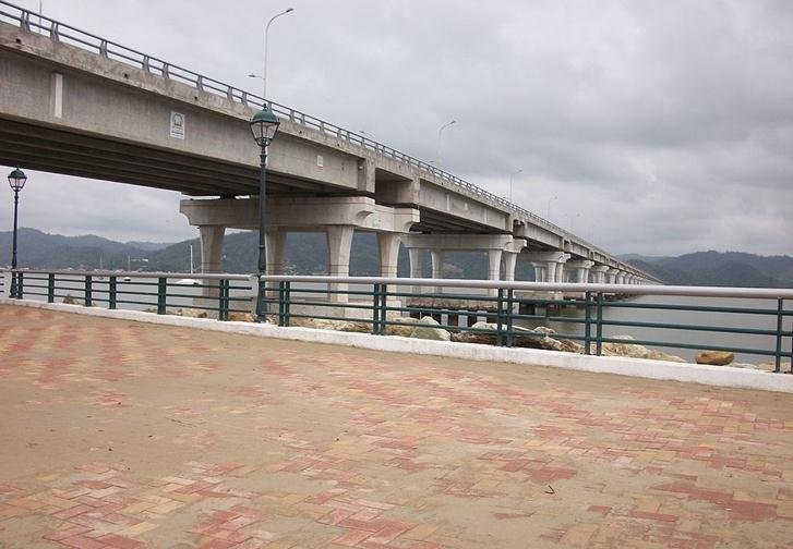 Infraestructura. Las obras hechas tras el terremoto, como en el puente que une a Bahía con San Vicente, en Manabí, tienen irregularidades.