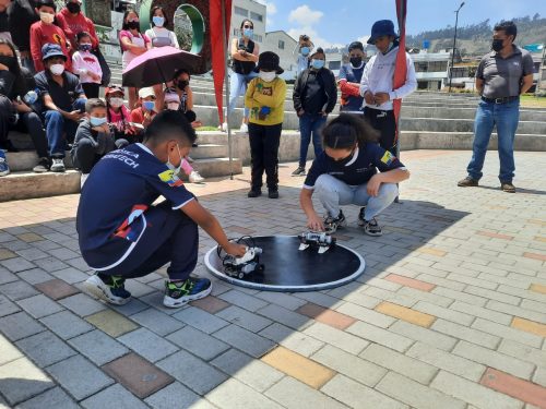 Niños y adolescentes construyen sus sueños en la robótica