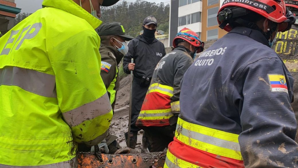Bomberos y policías rescatan el cuerpo de una persona fallecida tras el aluvión en La Comuna y La Gasca en Quito. Foto: Arahí Vega.
