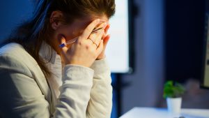 Ponga atención a los síntomas del síndrome de Burnout