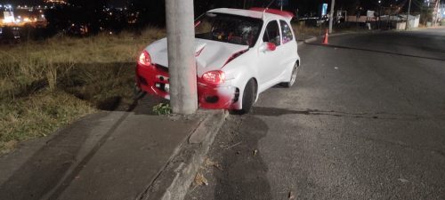 El conductor abandonó el carro tras impactarse contra el parante de concreto.