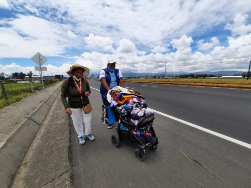Eduardo junto a su esposa, en su trayecto por la carretera Ambato-Quito, viajando a pie.