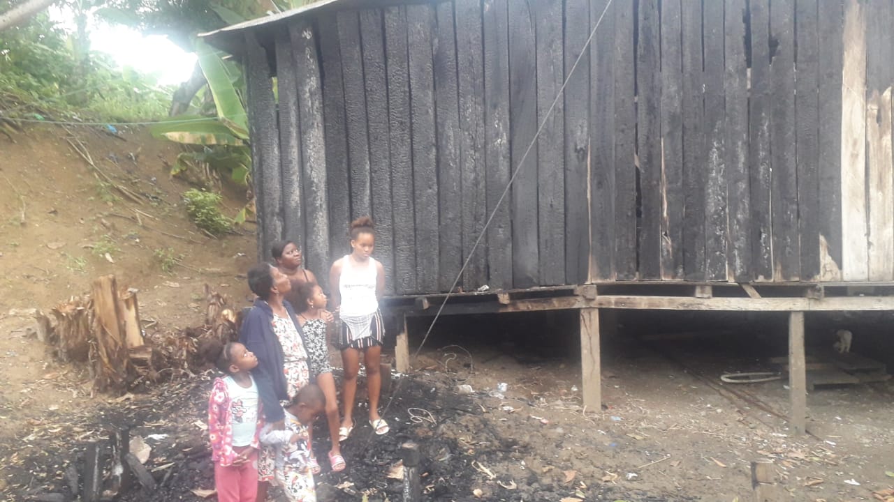 INCENDIO. La casa de Gladys luego del incendio, necesitan materiales para volver a construir su hogar.