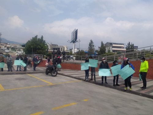 Los moradores de Huachi Chico llegaron hasta los exteriores del Municipio de Ambato.
