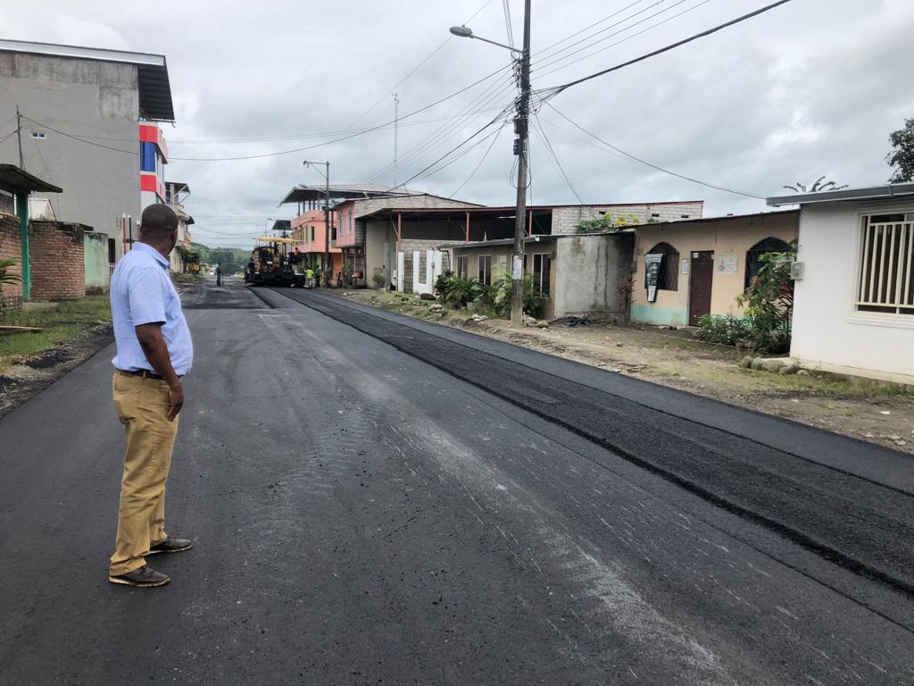OBRA. Plan asfaltado genera beneplácito en moradores de barrios beneficiados en Quinindé.