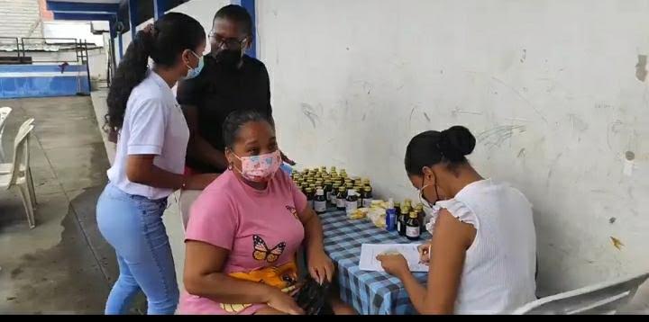 Moradores de Santa Marta 1 reciben medicamentos