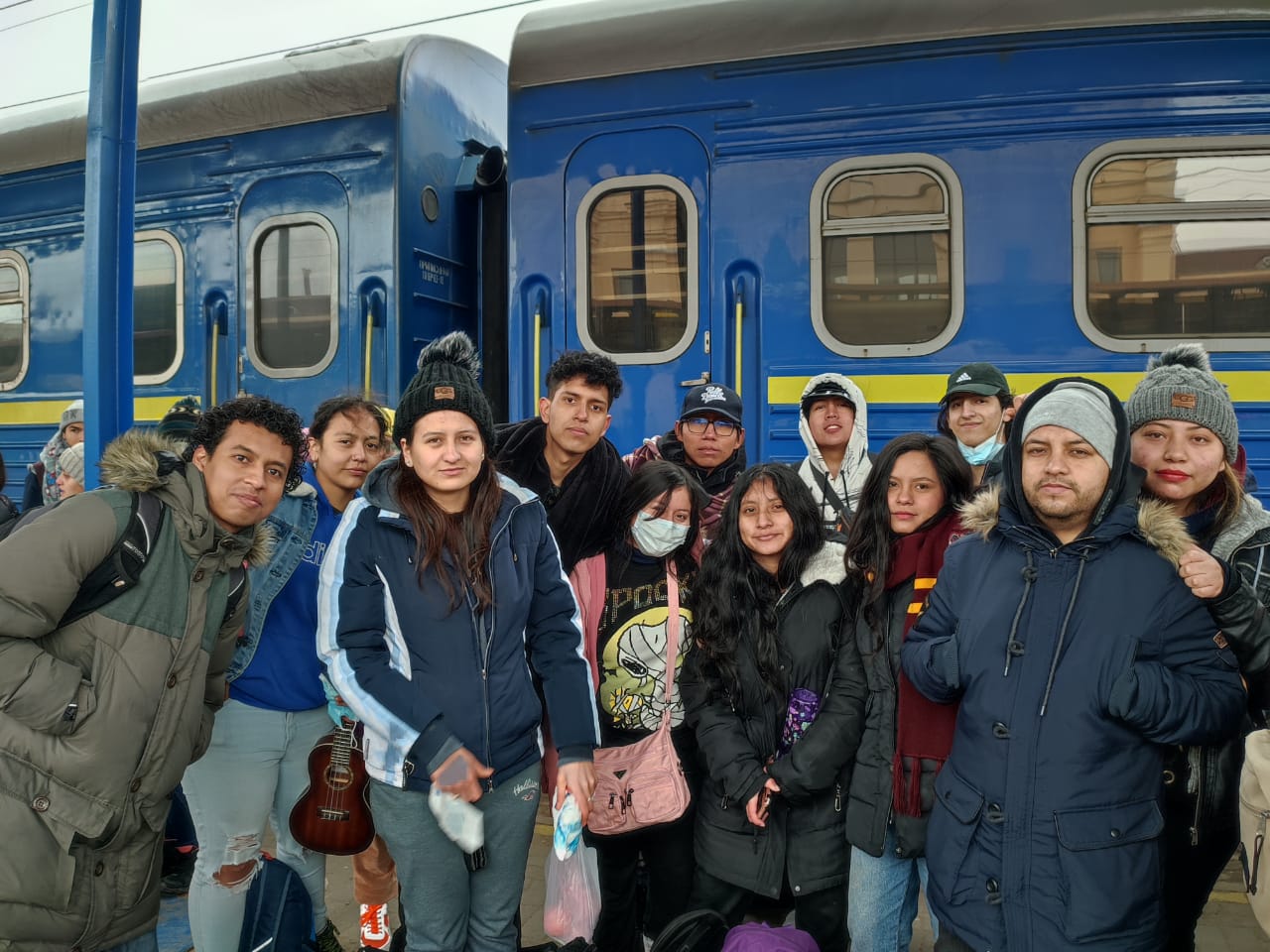Estudiantes de Zaporizhzhia salen en trenes de evacuación