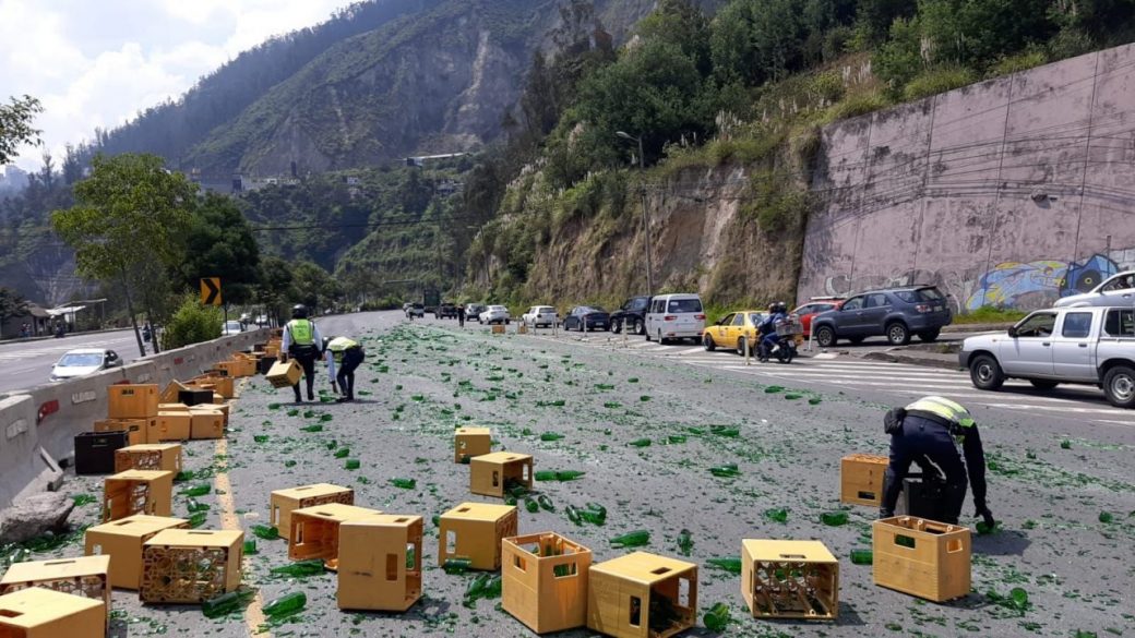 Accidente de camión de cerveza causó tráfico en Quito