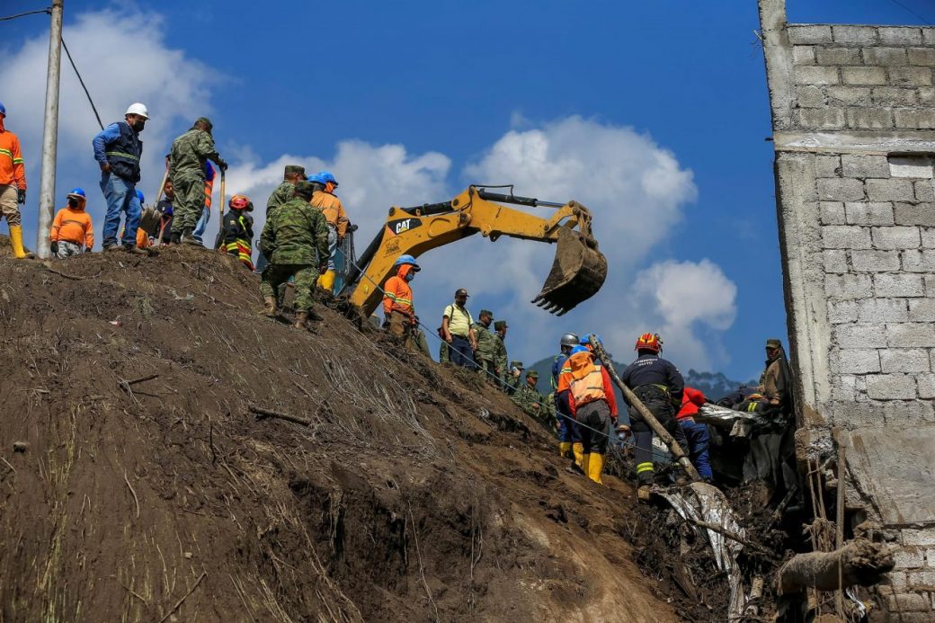 Continúa la búsqueda desaparecidos y remoción de escombros tras el aluvión del pasado lunes, en Quito.