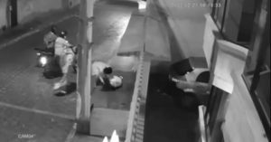 Cuatro hombres robaron y golpearon a una mujer en Quito