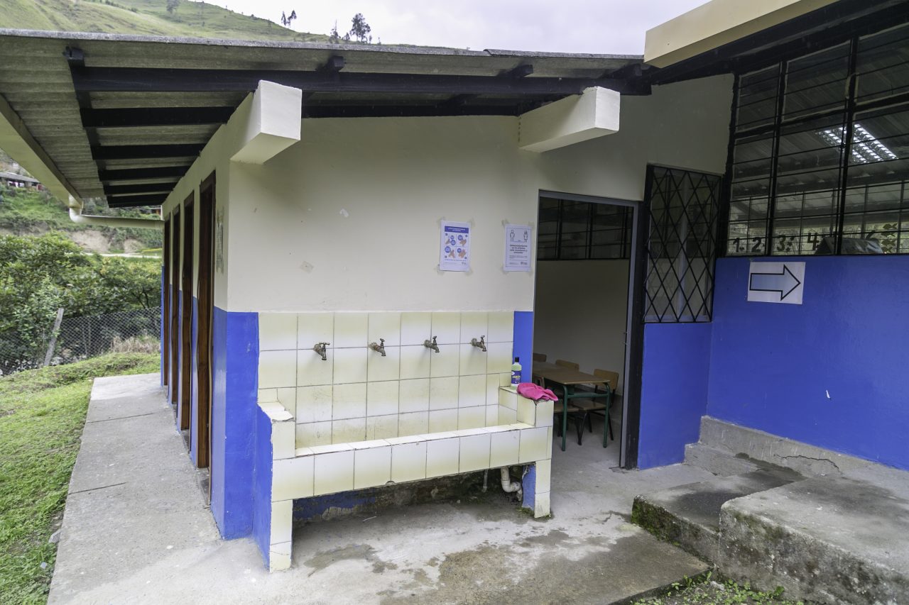 Menos del 1% de escuelas en Ecuador carece de condiciones para operar