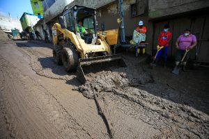 Una minga ayudó a limpiar las calles de Quito afectadas por el aluvión