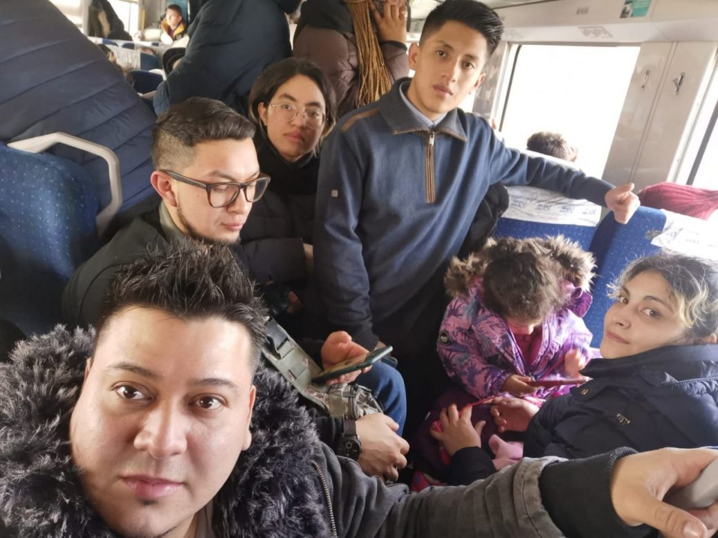 Un grupo de 30 ecuatorianos tomando un tren desde Kiev hasta Lviv. Luego se separaron debido a una estampida.