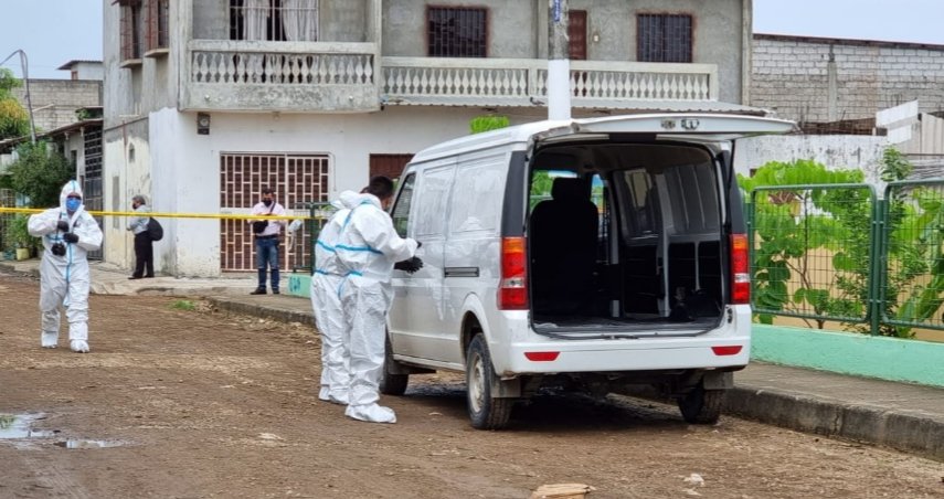 PROCESO. Personal durante las investigaciones para ubicar a los responsables de las muertes de dos personas, cuyos cuerpos aparecieron colgados en Durán. (Foto: Fiscalía).