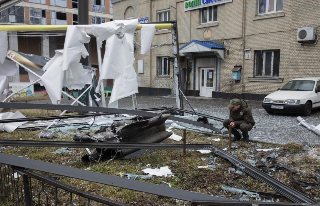 Un hombre mira los restos de un objeto no identificado tras una explosión en Kiev este 24 de febrero.