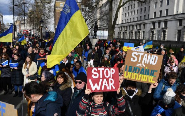 Ucranianos residentes en Londres protestan contra la invasión rusa a su país.