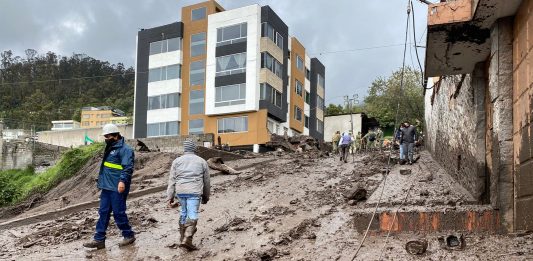 DESLAVE. Los moradores de los sectores La Comuna y La Gasca fueron afectados por el lodo y escombros que bajaron desde la quebrada.