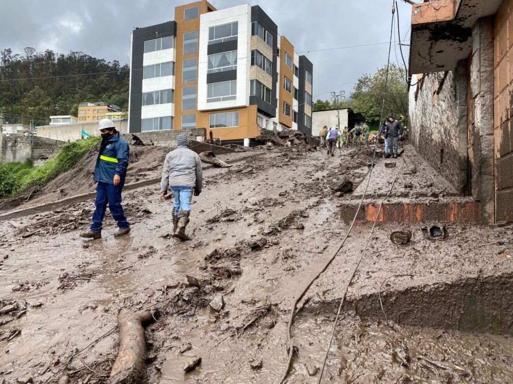 DESLAVE. Los moradores de los sectores La Comuna y La Gasca fueron afectados por el lodo y escombros que bajaron desde la quebrada.
