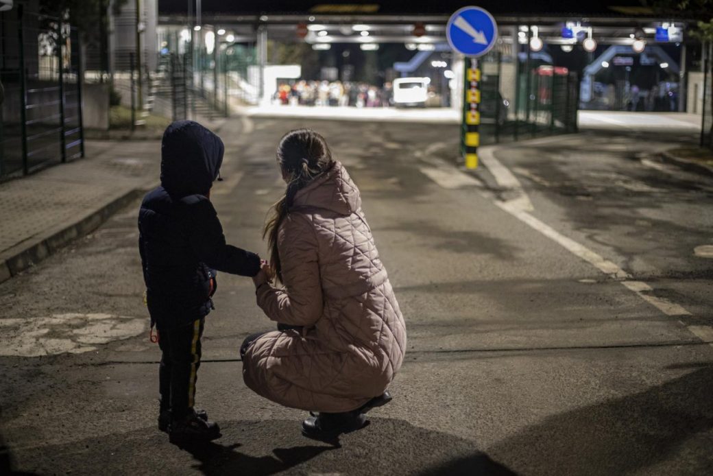 Una mujer ucraniana miran hacia la frontera con Eslovaquia, antes de atravesar la frontera y buscar refugio en ese país.