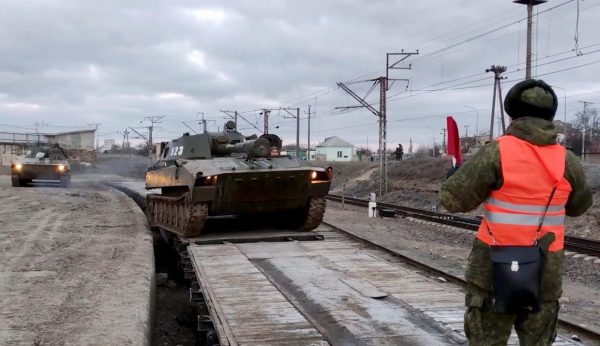 Rusia retira parte de sus tropas de la frontera con Ucrania