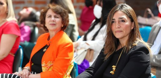 La presidenta de la UNIR en Ecuador, Rosalía Arteaga (i), y la directora de la Fundación Felipe González, Rocío Martínez-Sampere.