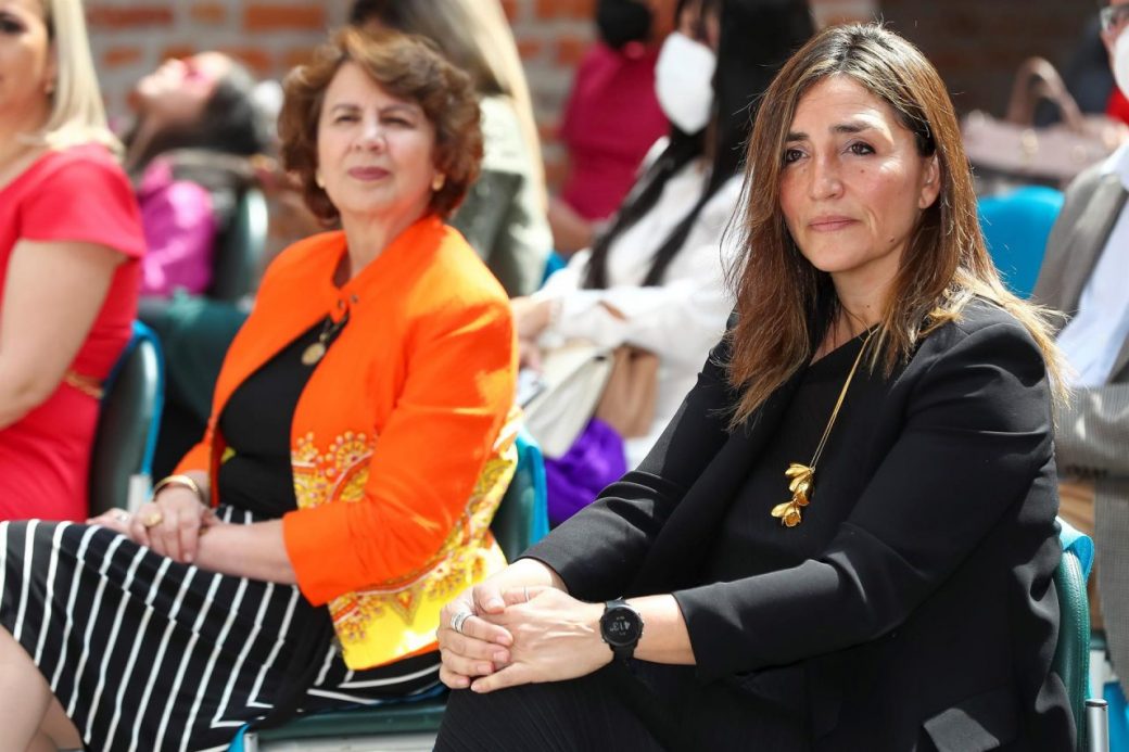 La presidenta de la UNIR en Ecuador, Rosalía Arteaga (i), y la directora de la Fundación Felipe González, Rocío Martínez-Sampere.