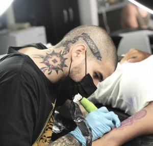 Tatuajes que ocultan cicatrices y curan el alma