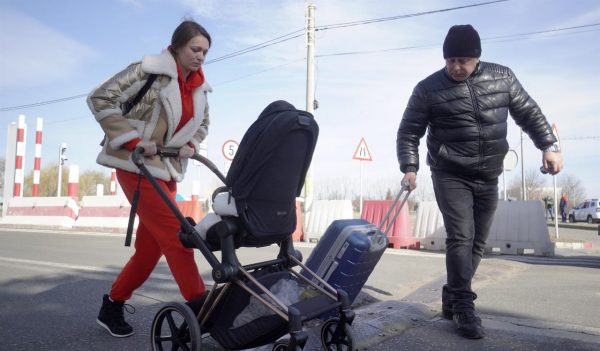 Una familia ucraniana cruza la frontera con Rumania en busca de refugio en ese país.