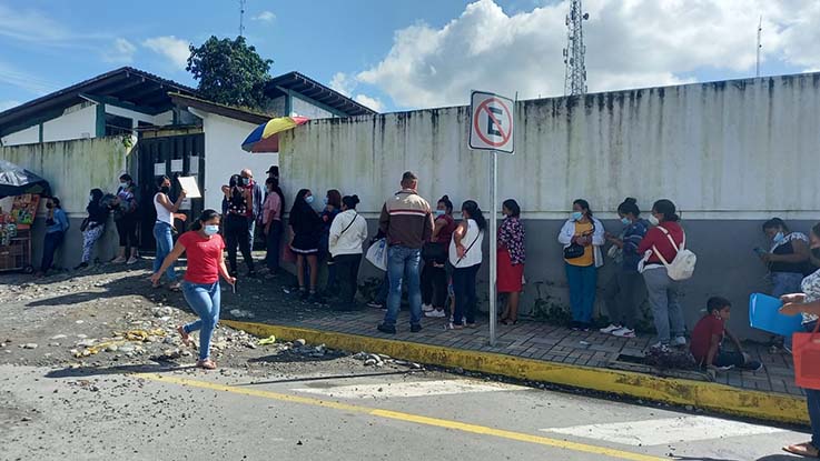Larga espera para un trámite en BanEcuador