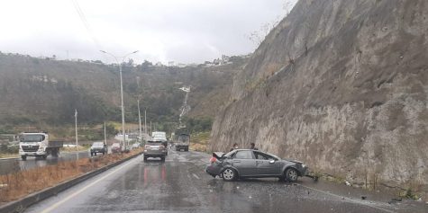 Uno de los automotores quedó siniestrado en medio de la mojada calzada.