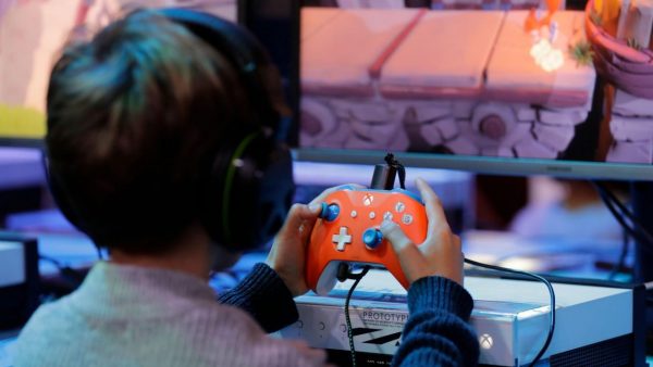 Niños y adolescentes pueden caer en la dependencia de los videojuegos.