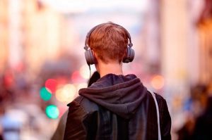 Uso de audífonos incrementa sordera en jóvenes