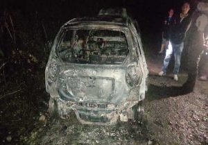 Horas después un vehículo fue incinerado. Se sospecha que habría sido el utilizado por los asesinos.