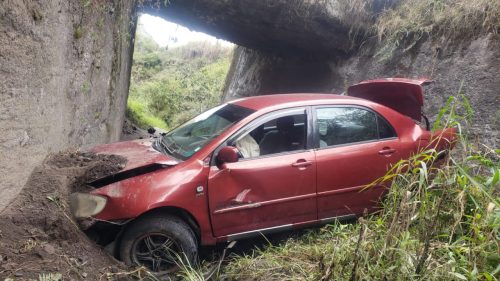 Así fue encontrado el carro que el desconocido se llevó y abandonó tras haberse chocado.