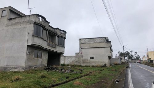Quisapincha tiene casas nuevas  y modernas, pero abandonadas