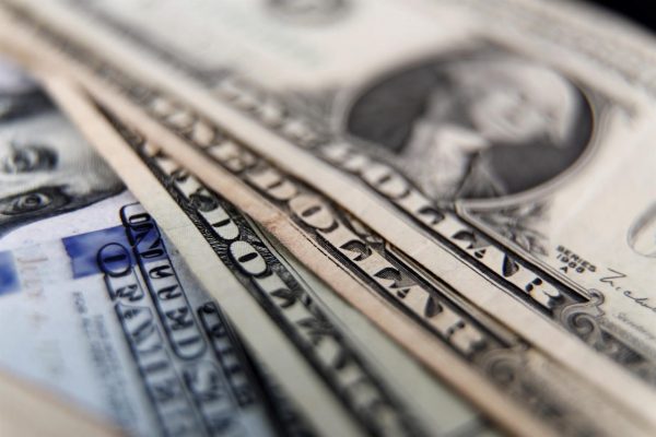 Rusia limita el retiro de dólares de cuentas bancarias