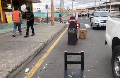 Los dueños de locales se apropian del espacio público para que sus clientes se estacionen.