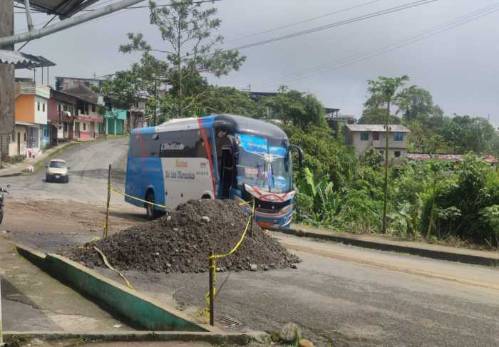 PROBLEMA. Las fisuras fueron tapadas con tierra. Moradores piden trabajos definitivos.