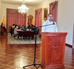 Juan Carlos Holguín: ‘habrá vuelos para todos los ecuatorianos que quieran regresar’