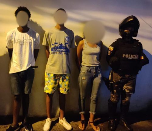 FOTO APREHENDIDOS. Un ecuatoriano, un venezolano y una adolescente fueron detenidos en Quinindé por el presunto delito de extorsión.